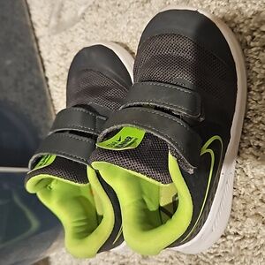 Nike Star Runner Running Shoes gray lime green Size 7C